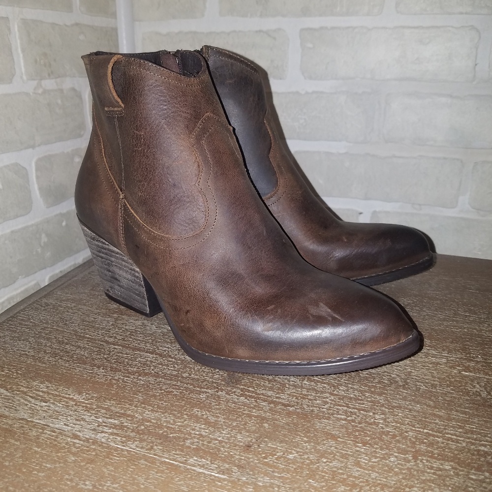 Women's leather boots
